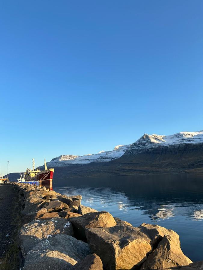 Taergesen Guesthouse Reydarfjordur エクステリア 写真
